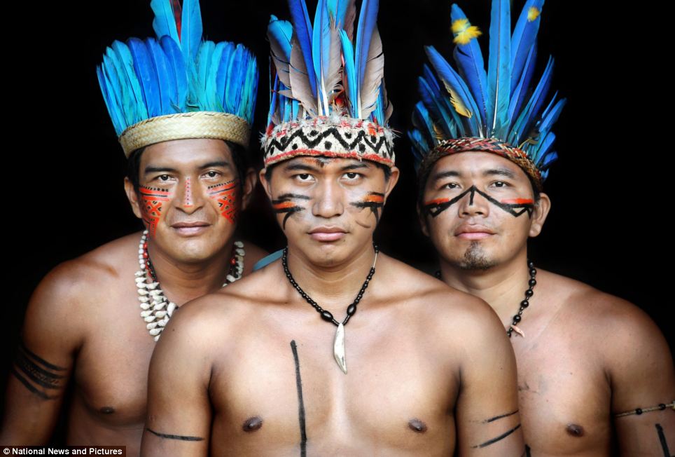 探访巴西亚马逊原始部落 女性赤裸上半身