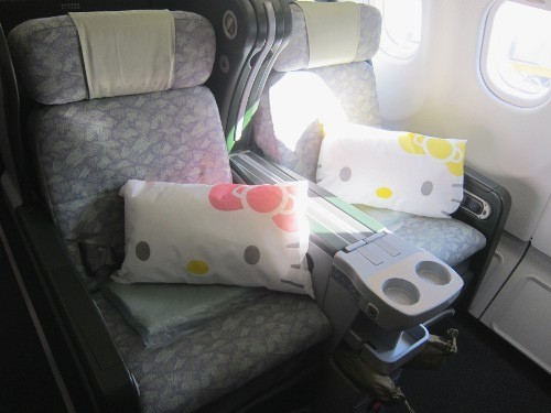 台湾超萌Hello Kitty飞机 空姐更萌