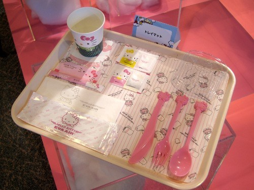 台湾超萌Hello Kitty飞机 空姐更萌