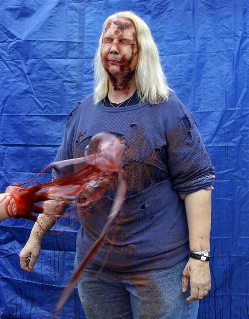 美国举行僵尸追逐障碍赛