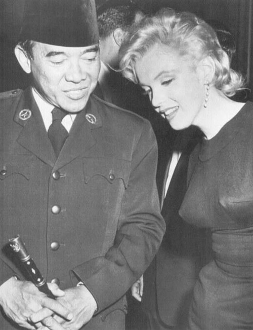 梦露逝世50年曝全裸油画 揭其身旁的男人们