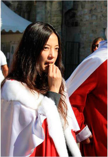 “酒庄庄主”赵薇在法国获红酒协会骑士勋章
