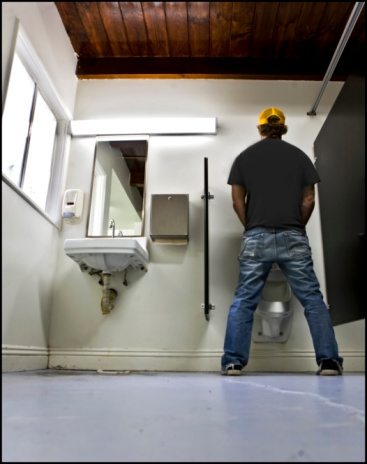 清晨第一泡尿看男人体质尿黄肝有问题