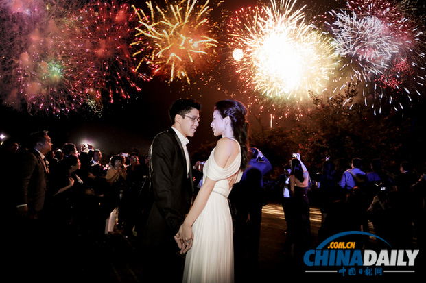 郭晶晶霍启刚香港婚宴 甜蜜牵手看烟花