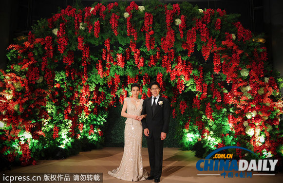 郭晶晶霍启刚香港婚宴 甜蜜牵手看烟花