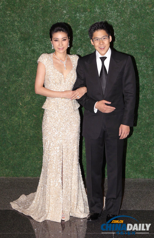 郭晶晶霍启刚香港婚宴 甜蜜牵手看烟花