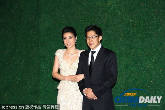 郭晶晶霍启刚香港婚宴 甜蜜牵手看烟花