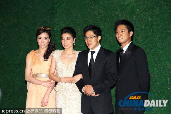 郭晶晶霍启刚香港婚宴 甜蜜牵手看烟花