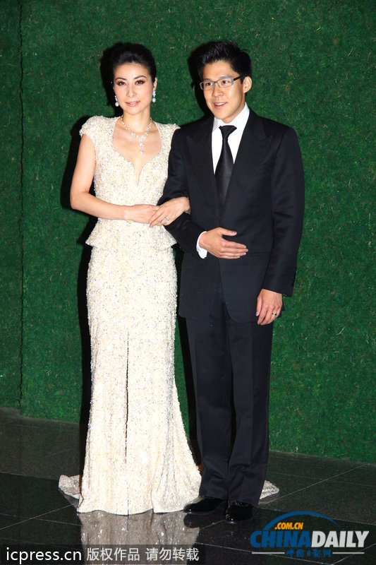 郭晶晶霍启刚香港婚宴 甜蜜牵手看烟花