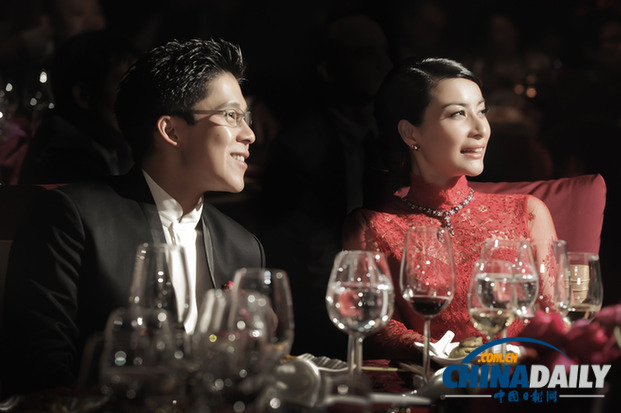 郭晶晶霍启刚香港婚宴 甜蜜牵手看烟花