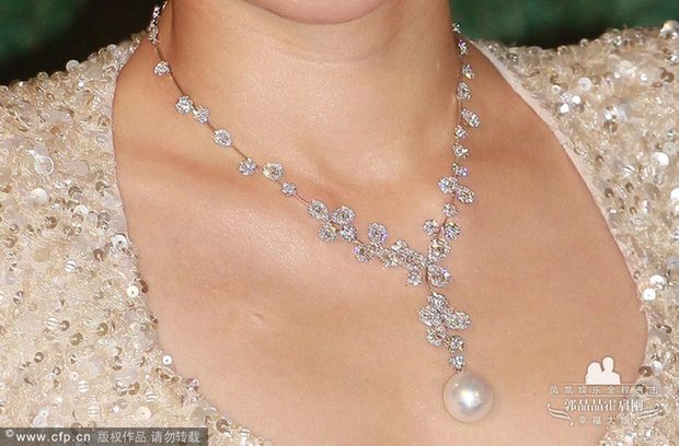 郭晶晶霍启刚香港婚宴 甜蜜牵手看烟花