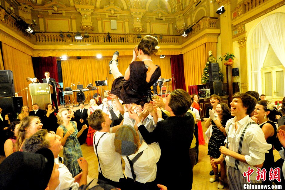 高清实拍捷克中学生毕业舞会