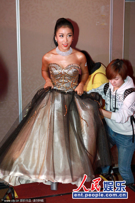 吉克隽逸秀乳沟秀性感手舔喇叭冰淇玩诱惑