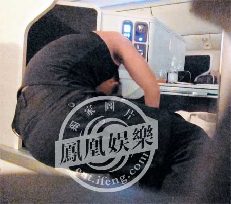 33岁阔少林峰与新欢机舱缠绵 当众亲吻(图)