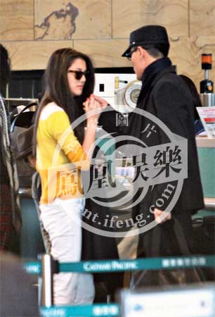 33岁阔少林峰与新欢机舱缠绵 当众亲吻(图)