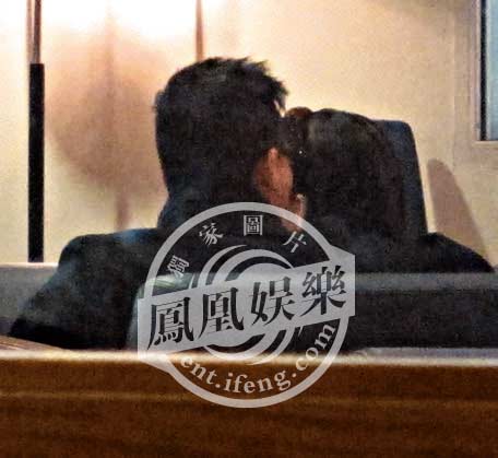 33岁阔少林峰与新欢机舱缠绵 当众亲吻(图)