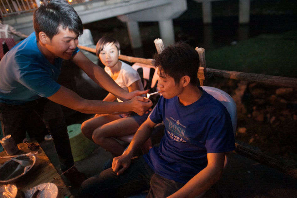 晚上宵夜,以前的朋友在给卓君点烟.