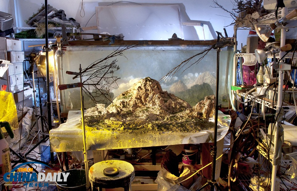 一缸一世界：美艺术家用鱼缸和颜料创史前唯美景观
