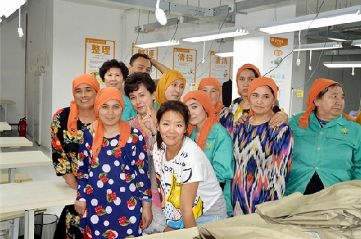 新疆下岗女孩为维吾尔妇女创造就业