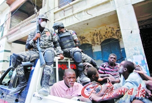海地200人互投石块争抢美军救援物资