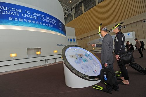 各国谈判代表穿蛙人装出席天津气候大会