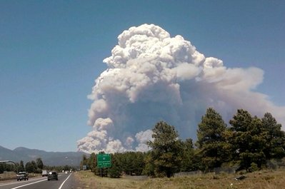 Arizona wildfire forces hundreds to evacuate