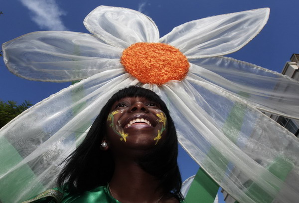 London embraces carnival 3 weeks after riots