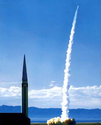 解放军二炮部队东风-15型战术导弹发射