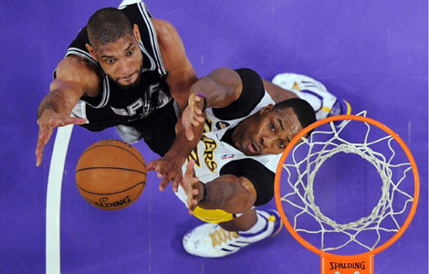Kobe-less Lakers rally past Spurs