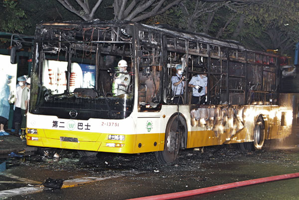 2 dead, 25 injured in explosion and fire aboard Guangzhou bus