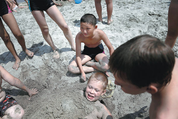 Foreign kids enjoy summer fun in DPRK