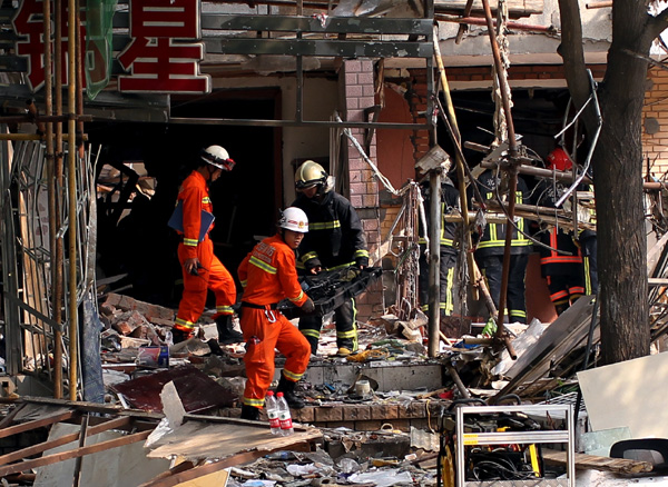 Building explosion kills 2, injures 8