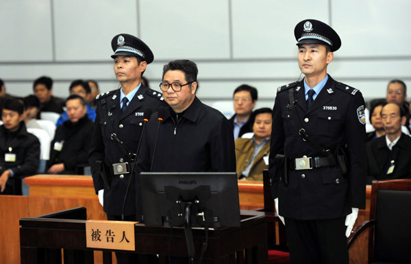 Anhui ex-official pleads guilty to taking bribes