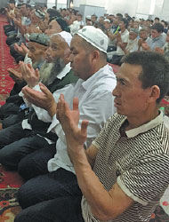 Muslims pack mosque to pray