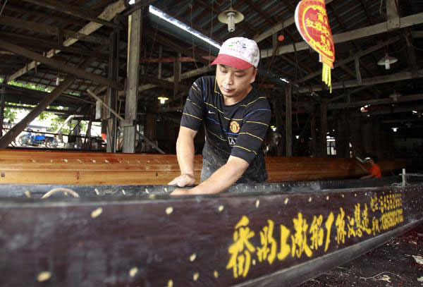 Village artisans struggle to keep boat building tradition afloat