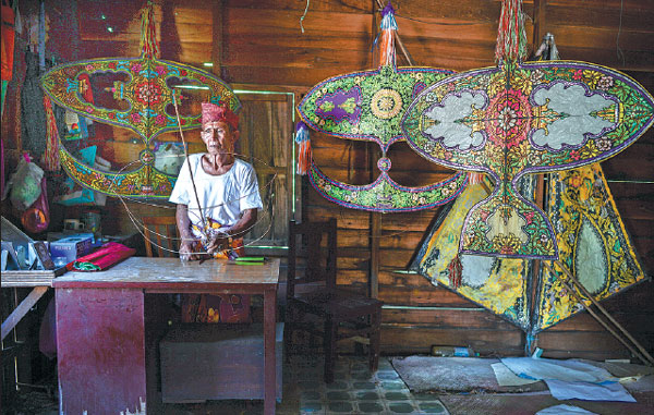 Traditional kite-making in peril as interest wanes