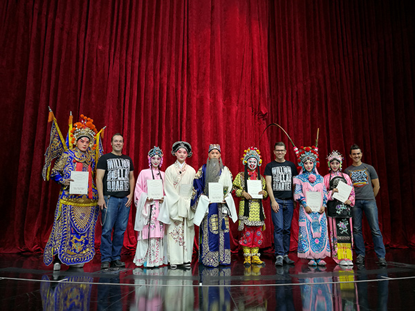 Chinese opera troupes aim to use web to boost traditional art form