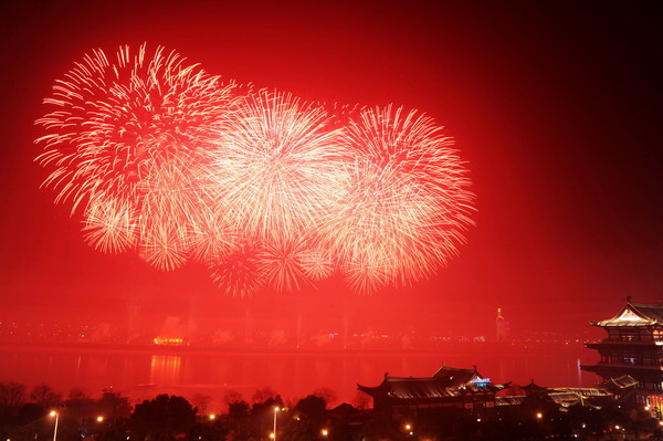 Fireworks light up sky on Chinese New Year's Eve[1]