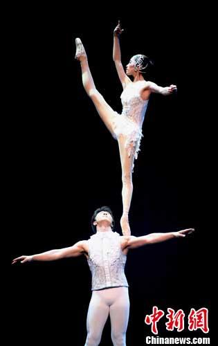 Chinese acrobatics dazzle Canada