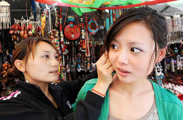 Tourists pour into Tibet during summer season