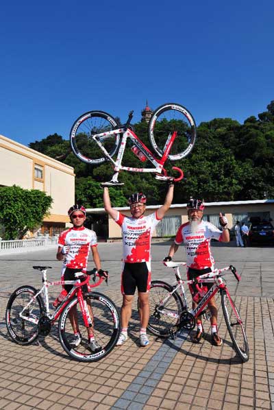 Three generations start 4,500-kilometer-long riding journey from Fuzhou to Harbin