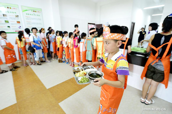 Children participate summer camp in Hangzhou