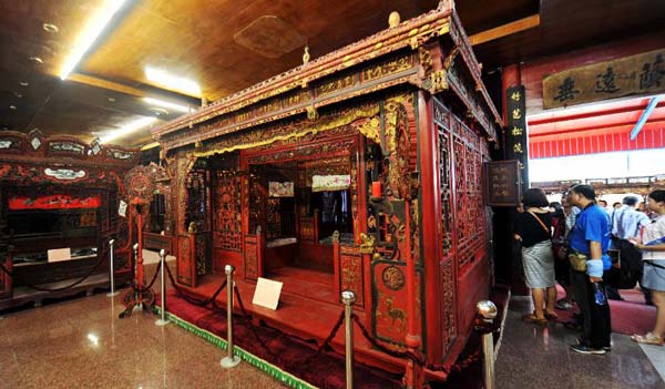 Carved wooden beds exhibited in China's Hunan