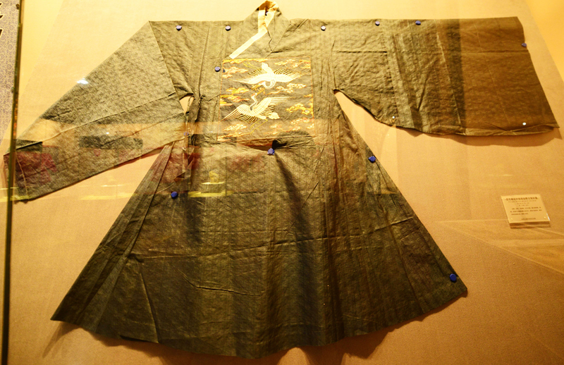 Garments from Ming and Qing dynasties on display