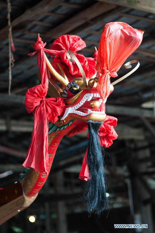 New dragon boat launched at Shangjiao village in Guangzhou