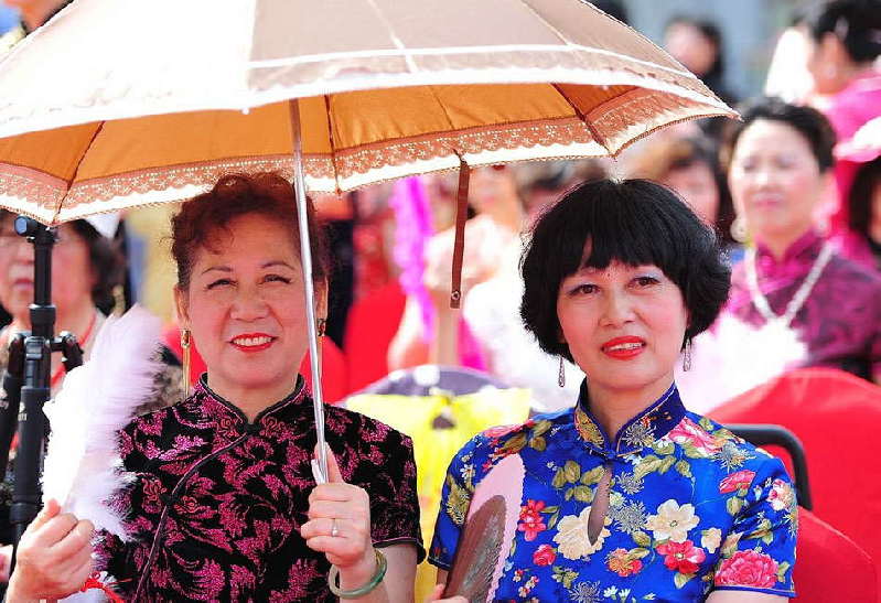 2,000 cheongsam fans put on a show in Shanghai