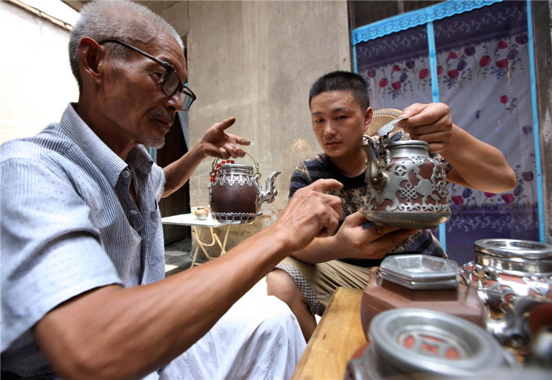 Inheriting traditional tin pot technique