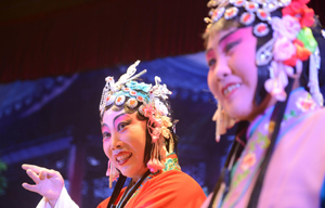 Comedic Peking Opera entertains in open air