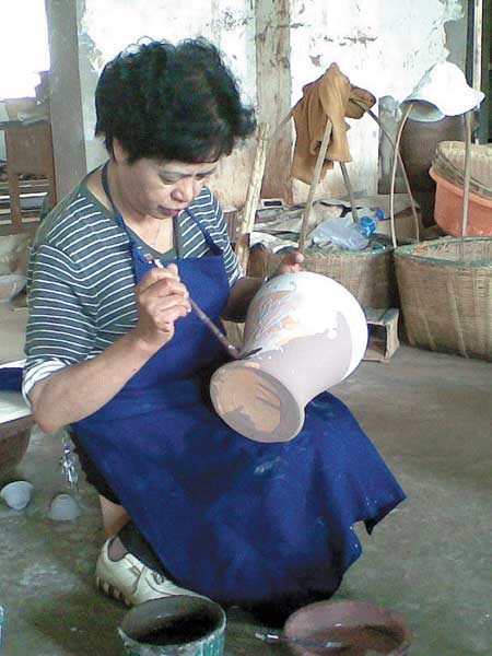 Devotee sustains the luster of Huaning pottery