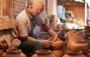 Devotee sustains the luster of Huaning pottery
